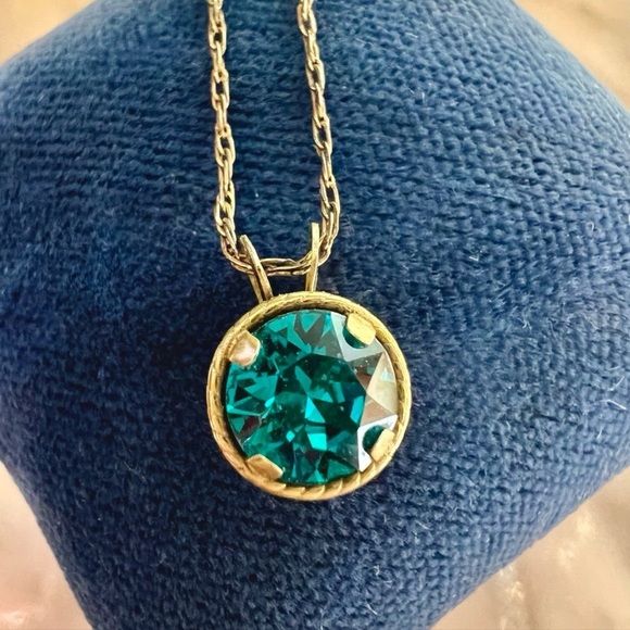 Vintage Solid 10K Gold Pendant necklace. Dainty Gem Pendant on 20” chain. - Picture 8 of 13